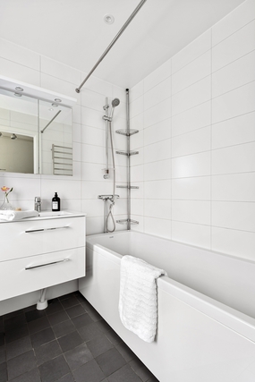 白色浴室浴缸局部摄影图片